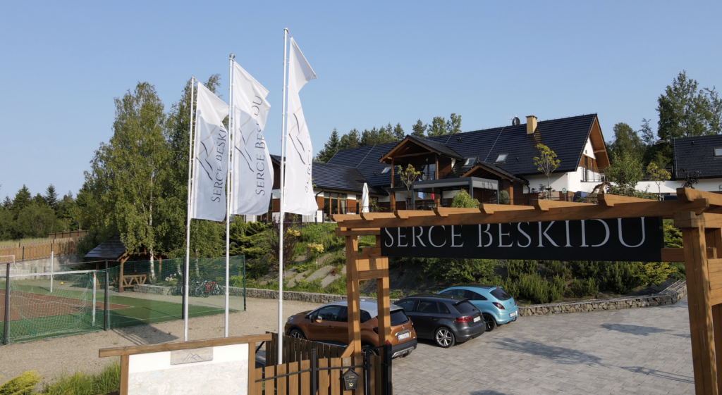 Monitorowany i bezpłatny mogielica parking przy obiekcie Serce Beskidu w Słopnicach, oferujący komfortowy postój dla gości planujących wejście na szczyt Mogielicy.