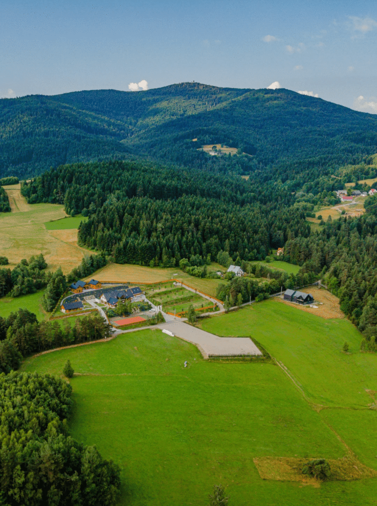 Obiekt Serce Beskidu na tle panoramy górskiej Widok z lotu ptaka na dom weselny Serce Beskidu na tle