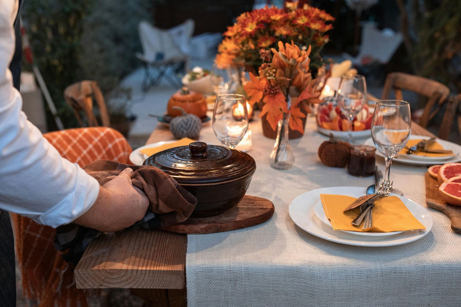 Menu na jesienne wesele w Sercu Beskidu Przygotowanie stołu do kolacji, catering na jesienne wesele w Beskidach